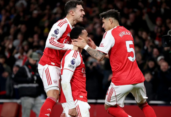 Hincapie âm thầm tỏa sáng: Nền tảng cho chiến thắng hủy diệt của Arsenal